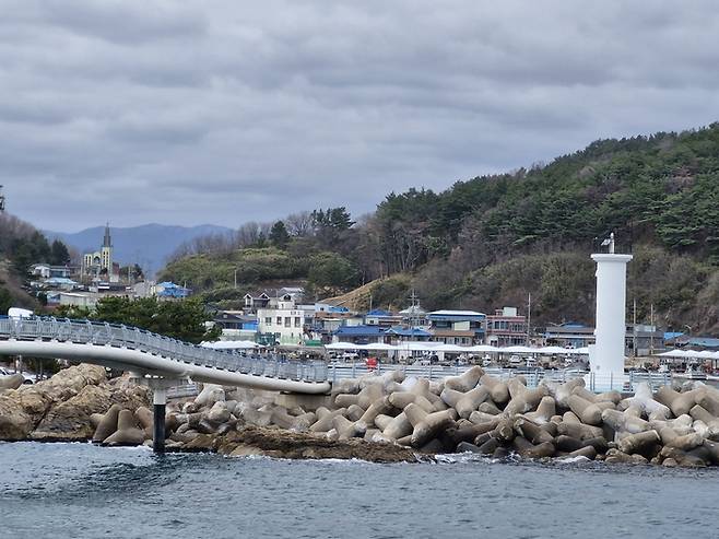 경북도내 124개  1종 어항 중 하나로 1971년 국가어항으로 지정된 영해 대진항은 반세기 넘게 지역 어민들의 삶을 떠받쳐왔다. 사진은 남방파제 등대. 남두백기자 dbnam@yeongnam.com