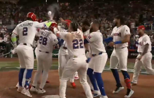 끝내기 홈런에 기뻐하는 도미니카(사진=중계방송 화면)