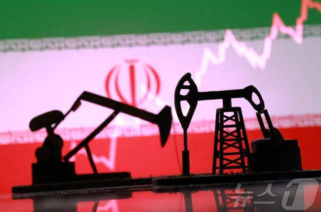 이란 국기 앞에 3D 프린터로 제작한 원유 시설 모형이 놓여 있는 일러스트. / 사진 = 뉴스1 제공