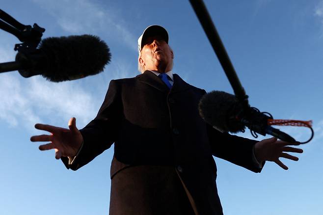 도널드 트럼프 미국 대통령이 13일(현지시간) 미국 메릴랜드주 앤드루스 합동 기지에서 언론과 대화하고 있다. 앤드루스합동기지(미국)/로이터연합뉴스