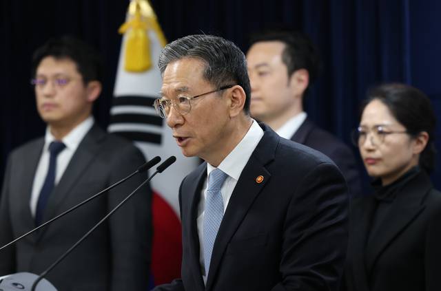 정성호 법무부 장관이 14일 정부서울청사에서 쉰들러 국제투자분쟁 승소관련 브리핑을 진행하고 있다. (연합)