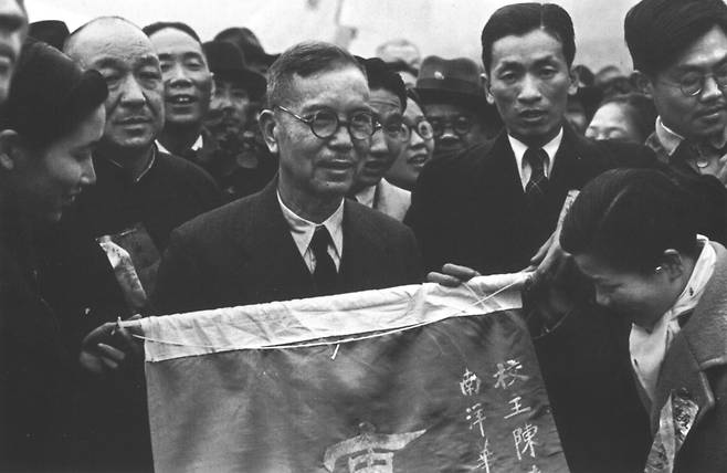 1940년 3월 '남양(동남아)화교 조국시찰단' 이끌고 전시수도 충칭에 도착한 화교영수 천자겅.&nbsp;