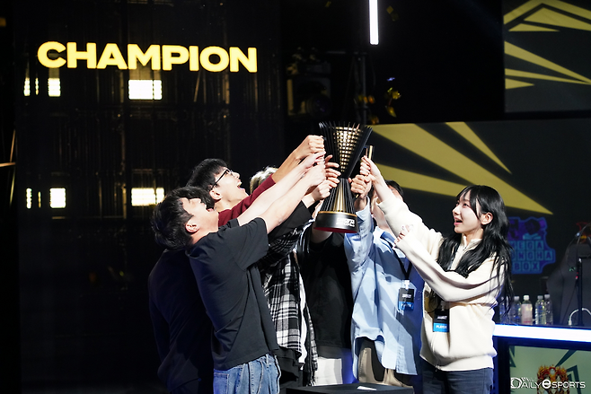 알아할게 팀이 세트 스코어 3-1로 꺾고 시즌1 우승 트로피를 들어올렸다.