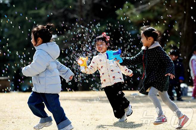 초봄 날씨를 보인 13일 광주 북구청직장어린이집 아이들이 전남대학교 캠퍼스 잔디 광장에서 포근한 봄 햇살 아래 비눗방울 놀이를 하며 즐거운 시간을 보내고 있다. (광주 북구 제공. 재판매 및 DB 금지) 2026.3.13