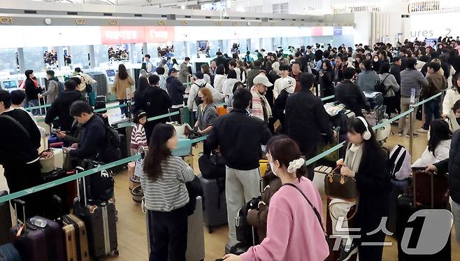 설 명절 연휴를 앞둔 13일 오전 인천국제공항 1터미널 출국장이 여행객들로 붐비고 있다.2026.2.13 ⓒ 뉴스1 권현진 기자