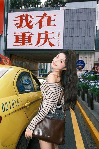 '워짜이 충칭' 앞에서 인증샷(마이리얼트립 제공)