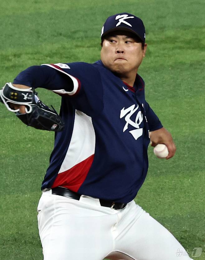 13일 오후(현지시간) 미국 플로리다주 마이애미 론디포파크에서 열린 2026 월드베이스볼클래식(WBC) 8강전 대한민국과 도미니카공화국의 경기. 대한민국 선발 류현진이 1회말 등판해 힘차게 공을 던지고 있다. 2026.3.14 ⓒ 뉴스1 구윤성 기자