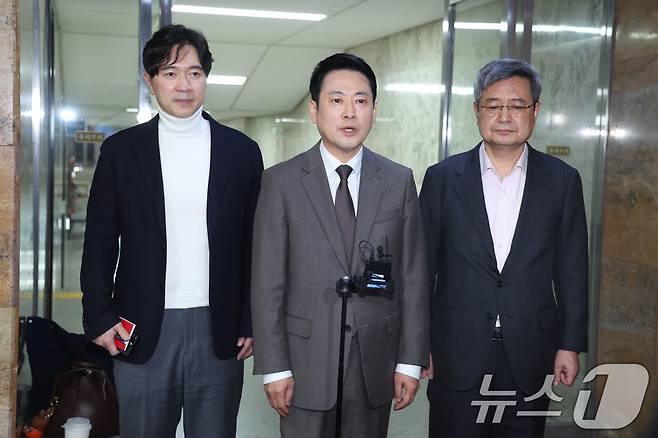 장동혁 국민의힘 대표가 13일 서울 여의도 국회에서 최고위원들을 만난 후 국회를 나서며 취재진의 질의에 답변하고 있다. 2026.3.13 ⓒ 뉴스1 신웅수 기자