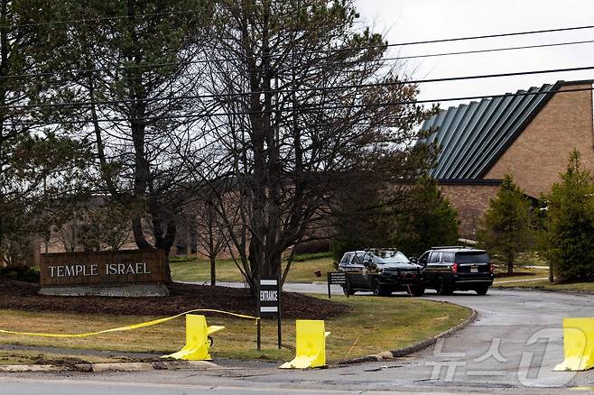 지난 12일 차량 돌진과 총격 사건이 발생한 미국 미시간주 디트로이트 인근의 한 유대교 회당 2026.03.13. ⓒ AFP=뉴스1