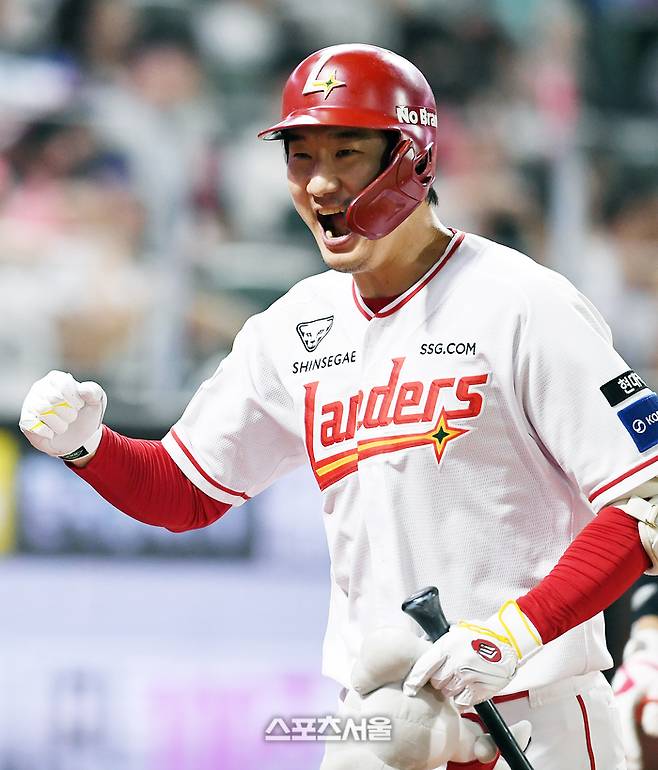 SSG 오태곤이 6일 인천 SSG랜더스필드에서 열린 2025 KBO리그 삼성과 경기 6회말 2사 1-2루 상황에서 역전 3점 홈런을 친 뒤 선행주자 한유섬과 하이파이브를 하며 기뻐하고 있다. 문학 | 박진업 기자 upandup@sportsseoul.com