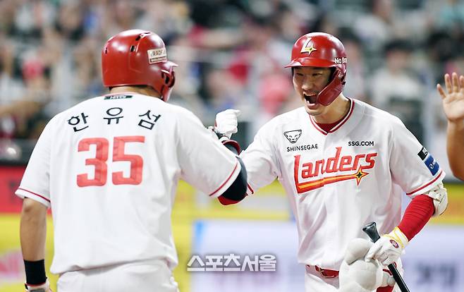 SSG 오태곤이 6일 인천 SSG랜더스필드에서 열린 2025 KBO리그 삼성과 경기 6회말 2사 1-2루 상황에서 역전 3점 홈런을 친 뒤 선행주자 한유섬과 하이파이브를 하며 기뻐하고 있다. 문학 | 박진업 기자 upandup@sportsseoul.com