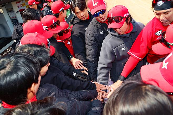 SSG 선수단이 12일 광주-기아 챔피언스필드에서 열린 2026 KBO리그 KIA와 시범경기에 앞서 파이팅을 외치고 있다. 사진 | SSG 랜더스