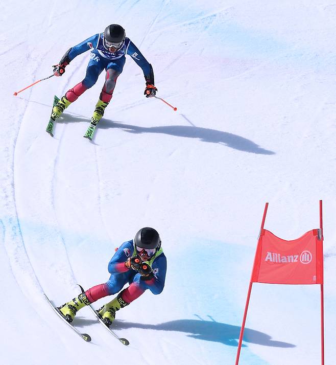 황민규(위)와 김준형 가이드가 13일(현지시간) 이탈리아 코르티나 알파인스키 센터에서 열린 2026 밀라노·코르티나 동계패럴림픽 알파인스키 대회전 시각장애 부문에서 레이스를 펼치고 있다. 사진 | 대한장애인체육회