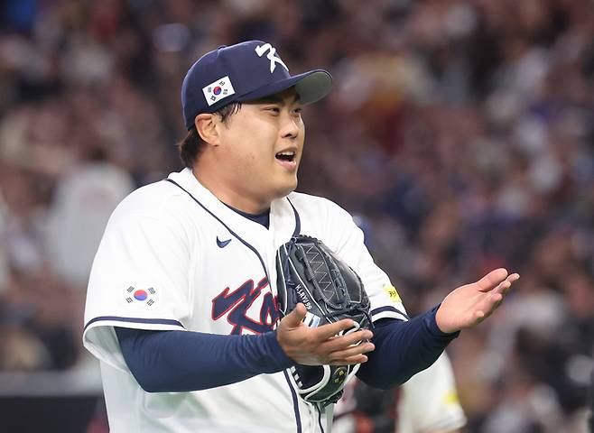 8일 일본 도쿄돔에서 열린 2026 월드베이스볼클래식(WBC) C조 조별리그 3차전 대한민국과 대만의 경기. 1회초를 무실점으로 마무리한 한국 선발 투수 류현진이 더그아웃으로 향하며 미소 짓고 있다. 사진 | 연합뉴스