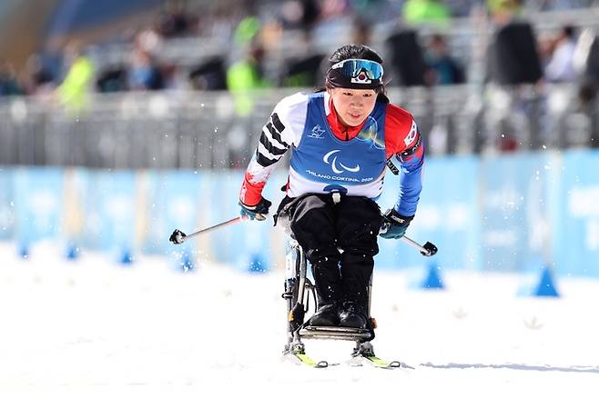 김윤지가 13일(현지시간) 이탈리아 테세로 크로스컨트리 스타디움에서 열린 2026 밀라노·코르티나 동계패럴림픽 여자 바이애슬론 스프린트 추적 좌식 결선에서 질주하고 있다. 사진 | 대한장애인체육회
