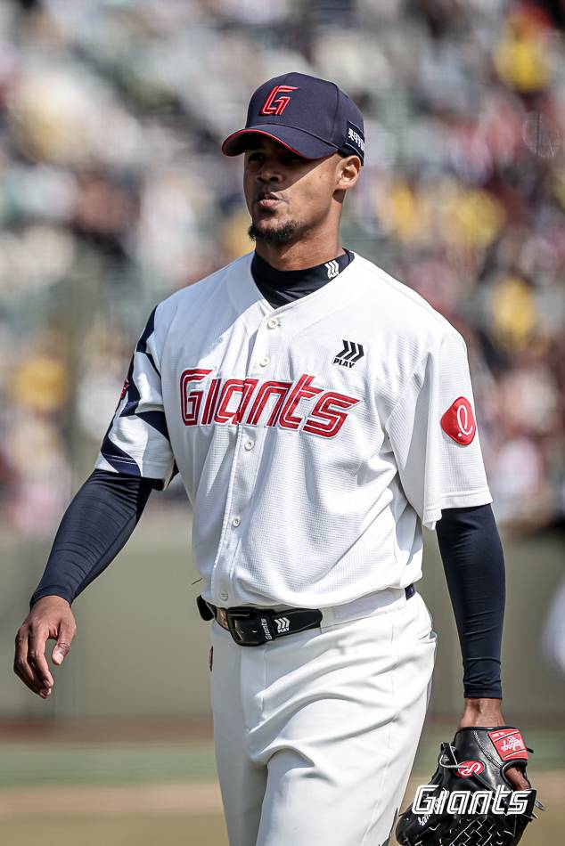 롯데 로드리게스가 14일 부산 사직구장에서 열린 2026 KBO리그 시범경기 LG전에서 이닝을 마친 후 마운드를 내려가고 있다. 사진 | 롯데 자이언츠