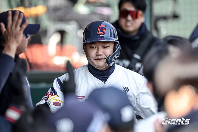 롯데 손호영이 14일 부산 사직구장에서 열린 2026 KBO리그 시범경기 LG전 6회말 홈런을 친 후 더그아웃에서 동료들과 하이파이브를 하고 있다. 사진 | 롯데 자이언츠