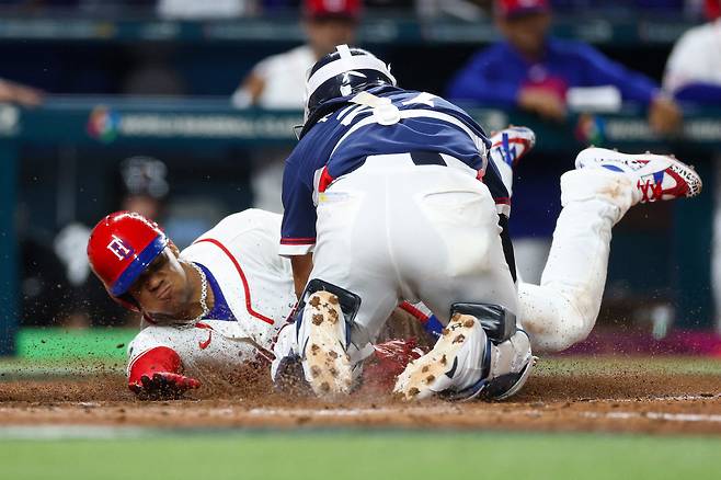 MIAMI, FLORIDA - MARCH 13: Juan Soto #22 of Team Dominican Republic slides home to score against Dong Won Park #27 of Team Korea in the third inning of the quarterfinal game of the 2026 World Baseball Classic at loanDepot park on March 13, 2026 in Miami, Florida.  AFP연합뉴스