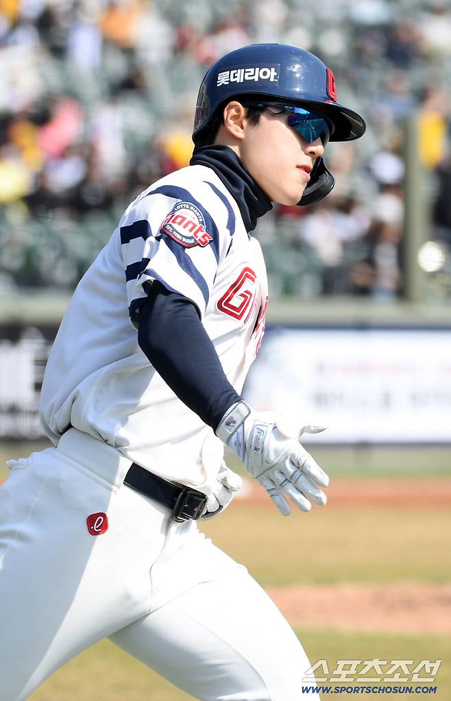 14일 부산 사직야구장에서 열린 KBO리그 롯데 자이언츠와 LG 트윈스의 시범경기. 3회말 2사 2루 롯데 한태양이 투런포를 날린 뒤 기뻐하고 있다. 부산=박재만 기자 pjm@sportschosun.com/2026.03.14/