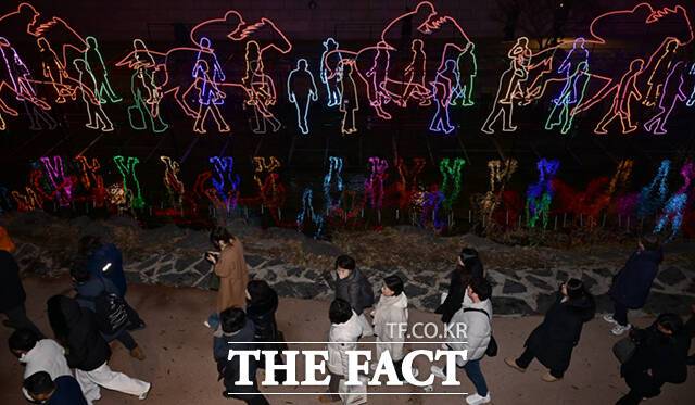 청계천 등 인기 관광지를 보유한 중구는 이순신 축제를 통해 관광객 확대에 집중한다. 사진은 지난해 청계천 일대에서 열린 '서울빛초롱축제'에 시민들이 참여한 모습. /이새롬 기자