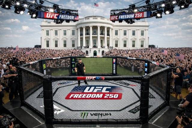 백악관 남쪽 잔디마당에 옥타곤을 합성한 이미지. 백악관의 이 장소는 아이스링크, T볼 경기장 등으로 쓰인 바 있다. / 챗gpt