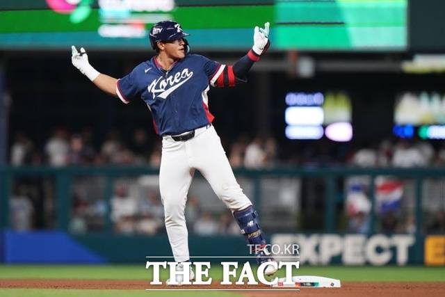 안현민이 14일(한국시간) WBC 도미니카공화국과의 8강전서 4회초 우중간 2루타를 때린 뒤 2루에서 두 팔을 벌려 기뻐하고 있다. /마이애미=AP.뉴시스