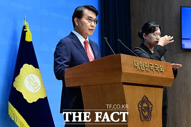 윤상현 국민의힘 의원이 14일 자신의 페이스북 글을 통해 다카이치 시나에 일본 총리가 독도가 일본 영토라고 주장한 것에 대해 정부가 늑장 대응한 측면이 있다고 밝혔다. /더팩트 DB