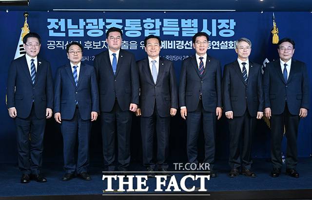 전남·광주 통합특별시의 첫 시장 자리를 둘러싼 더불어민주당 예비후보들의 경쟁이 본격화했다. 사진은 14일 민주당사에서 열린전남·광주통합특별시장 예비경선 합동 연설회 전 기념촬영을 하고 있는 김영록과 강기정, 정준호, 주철현, 신정훈, 민형배, 이병훈 더불어민주당 전남·광주통합특별시장 예비후보(왼쪽부터). /남용희 기자