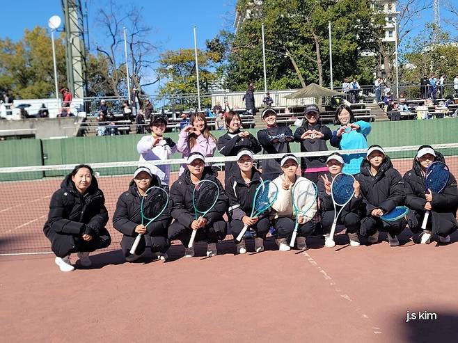 이수진이 옥천군청 선수들과 피스컵 국제정구대회 1회전에 앞서 상대 선수들과 필승을 다짐하고 있다.