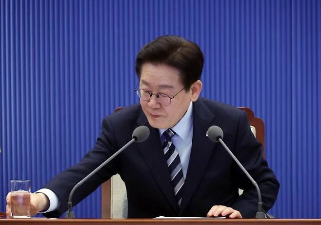 이재명 대통령이 12일 청와대에서 열린 수석보좌관회의에서 발언 후 물잔을 들고 있다. 연합뉴스