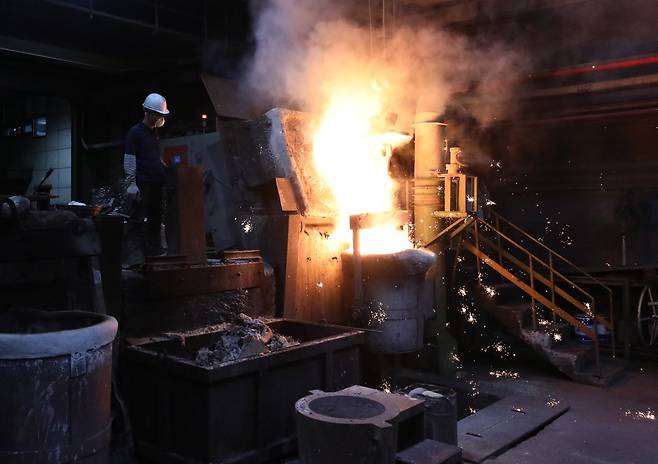작년 11월 경북 고령군의 한 주물 공장이 저녁부터 가동을 시작하고 있는 모습. 이 공장은 낮에 더 비싼 산업용 전기 요금이 적용된다는 점 때문에 밤에 공장을 돌렸다. 정부는 이런 점을 감안해 13일 낮 시간대 전기 요금은 낮추는 대신 저녁 시간대 요금을 높이는 방식으로 산업용 전기 요금 제도를 개편했다./ 김동환 기자
