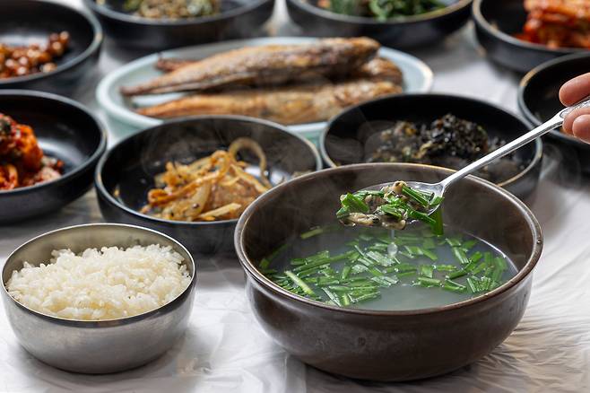 직접 농사 지은 재료로 해먹는 집밥을 최고로 치는 홍쌍리 명인이 인정한 재첩국 맛집 '해돋이식당'. 주인이 섬진강 재첩을 직접 채취해 쓰는 집이다. 반찬도 깔끔하게 내는데 좀처럼 외식을 하지 않는 특별 손님(홍쌍리 명인)이 왔다고 홍 명인이 좋아하는 굴비를 곁들여냈다. / 이신영 영상미디어 기자