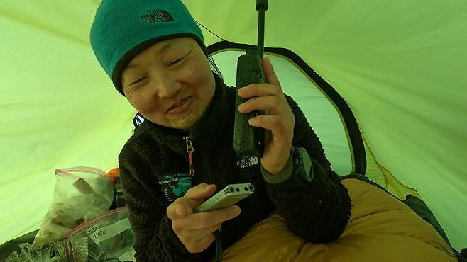 출국 일주일 전 만난 산악부 후배가 녹음해 준 음성 편지를 들었다. 위도 1도를 넘을 때마다 위성 전화로 음성 사서함에 안부를 남겼는데, 이날은 후배의 목소리를 남겼다. /김영미 제공