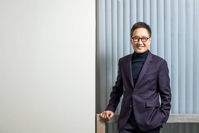 유열은 투병 중 40㎏으로 줄어든 몸무게를 최근 58㎏까지 회복했다. 그는 “정말 감사하게도 건강 상태가 계속 좋아지고 있다”며 “하루 1~2㎞는 걷거나 계단 오르기를 하고, 일주일에 두 번은 스쿼트나 런지 등 재활 운동을 한다. 특히 중1 아들과 30분 축구하는 게 운동이 많이 된다”고 웃었다. /영상미디어 이신영 기자