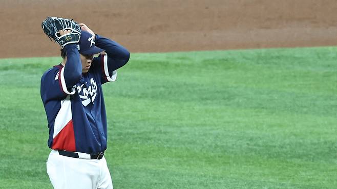 2회말 3실점을 한 한국 선발투수 류현진이 아쉬워하고 있다. /연합뉴스