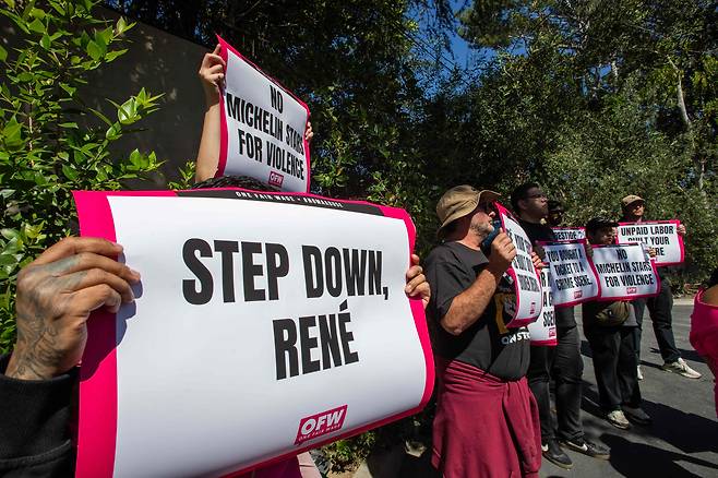 11일 미국 로스앤젤레스에서 르네 레드제피의 노마 레스토랑 팝업 앞에서 시위대가 '르네 사임'이라 적힌 팻말을 들고 시위를 하고 있다. /연합뉴스