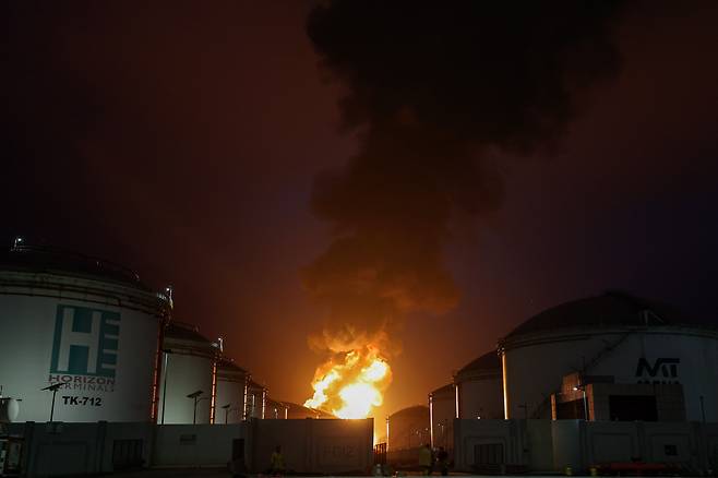 2026년 3월 4일 아랍에미리트(UAE) 푸자이라 토후국의 푸자이라 항구 연료 저장 시설 인근에서 발생한 화재로 검은 연기가 치솟고 있다. /AFP·연합뉴스 제공