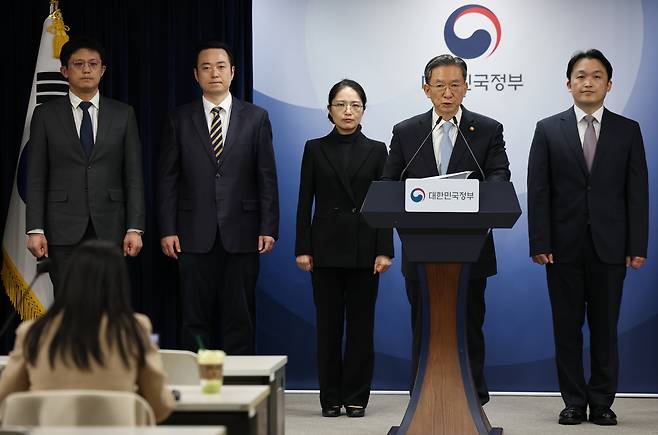 정성호 법무부 장관이 14일 정부서울청사에서 쉰들러 국제투자분쟁 승소 관련 브리핑을 하고 있다. 연합뉴스