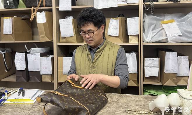 지난달 26일 서울 강남구 신사동에 위치한 명품수선업체 강남사에서 이경한 대표가 고객이 의뢰한 명품 가방 상태를 살펴보고 있다. 김다연 기자 damong@donga.com