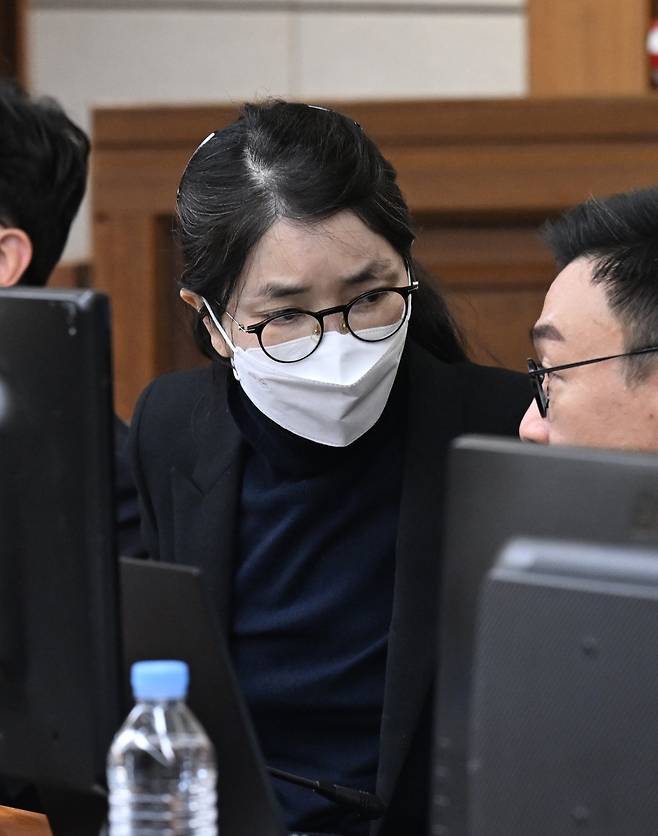 윤석열 전 대통령의 부인 김건희 여사가 지난해 12월 3일 서울 서초구 서울중앙지방법원에서 열린 자본시장법 위반 혐의 결심 공판에 출석해 변호인과 대화하고 있다. 사진공동취재단