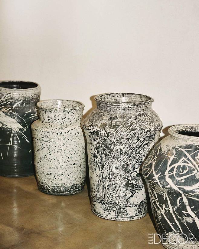 어두운 흙 위에 백토를 발라 다양한 기법으로 장식한 ‘분청’ 시리즈.