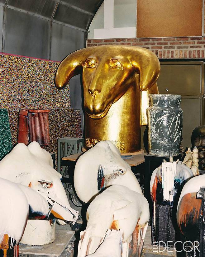 아프리카의 꿈’ 연작으로 빼곡한 작업실 귀퉁이.