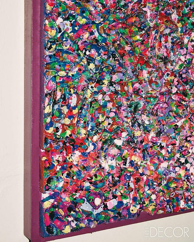 알루미늄판 위에 흙을 얹고 물감을 떨어뜨리는 기법으로 완성한 '묵시록' 일부.