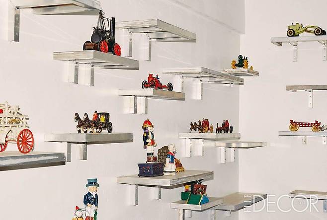 쓰임과 가치의 범주를 초월한 신상호 작가의 수집품들. 다양한 사물의 퍼즐을 맞추듯 배열하는 행위는 그 자체로 영감이 된다.