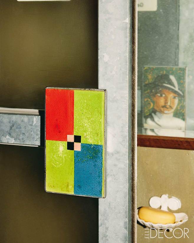 타일을 조합해 만든 문손잡이.