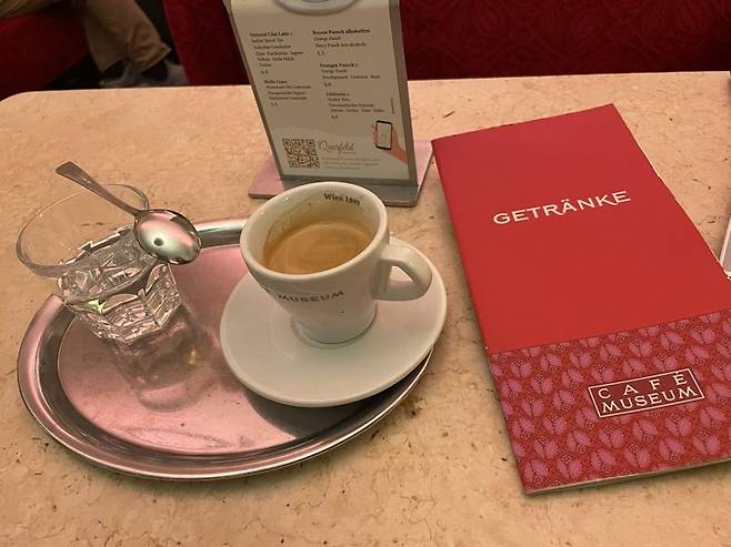 카페 뮤지엄의 빨간색 표지 메뉴판과 에스프레소. /사진=서윤경 기자