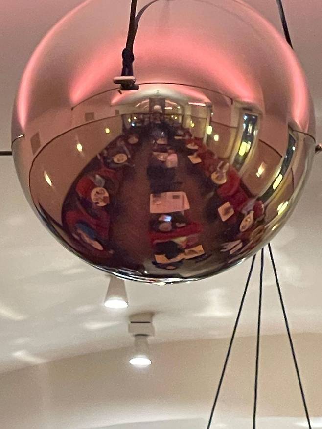 1931년 조티는 인테리어에 변화를 주면서 둥그런 가죽 의자와 은구 조명을 설치했다. 2003년 로스의 초기 디자인을 재현하면서 지금도 만나볼 수 있다. /사진=서윤경 기자