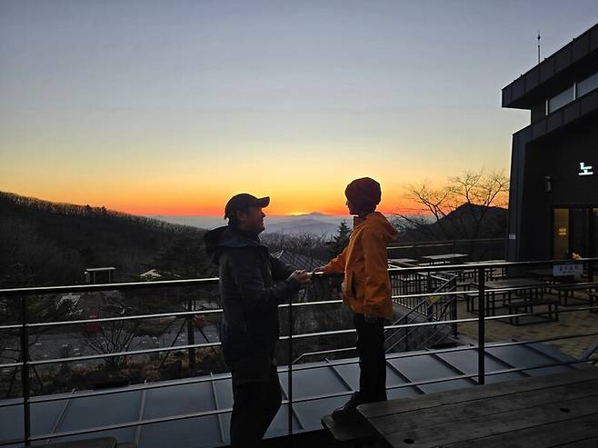 찬란한 저녁 놀 앞에서 선 부자. 박준형 제공