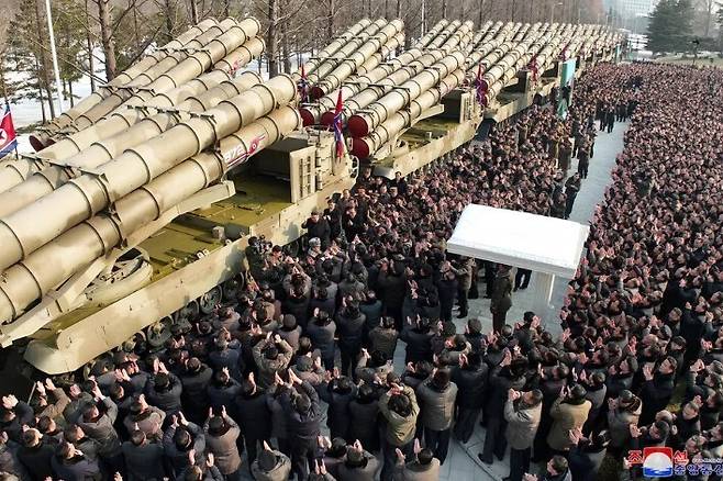 북한이 2023년 1월 초대형 방사포(600㎜)를 공개하며 “남조선 전역을 사정권에 두고 전술핵 탑재까지 가능한 공격형 무기”라고 밝혔다. 조선중앙통신 연합뉴스