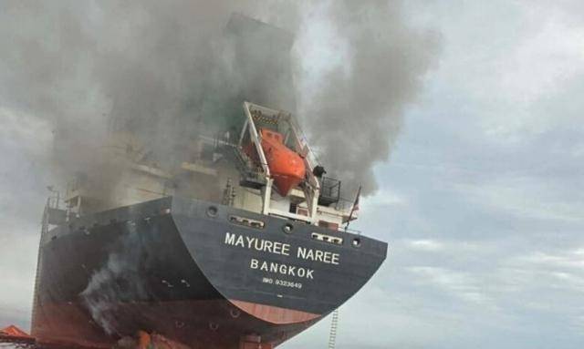 11일 호르무즈해협을 항해하던 태국 화물선 마유래 나래호가 공격당한 모습. 스플래시247닷컴